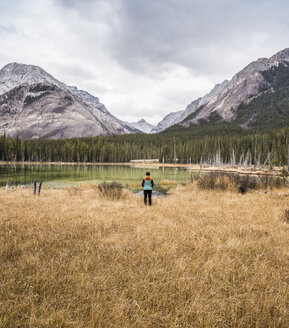 Stehende Frau, Blick nach hinten, Kananaskis Country; Bow Valley Provincial Park, Kananaskis, Alberta, Kanada - CUF09611