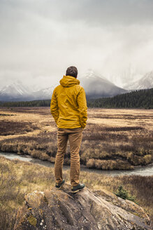 Mann stehend, Blick auf die Aussicht, Rückansicht, Kananaskis Country, Bow Valley Provincial Park, Kananaskis, Alberta, Kanada - CUF09612