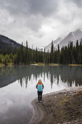 Porträt einer Frau am See, Kananaskis Country, Bow Valley Provincial Park, Kananaskis, Alberta, Kanada - CUF09613