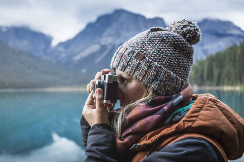 Frau beim Fotografieren der Aussicht, Emerald Lake, Yoho National Park, Field, British Columbia, Kanada - CUF09616