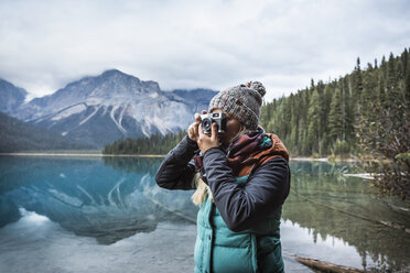 Frau beim Fotografieren der Aussicht, Emerald Lake, Yoho National Park, Field, British Columbia, Kanada - CUF09617