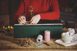 Woman wrapping christmas gift - CUF09630