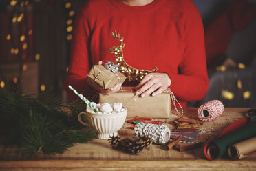 Woman wrapping christmas gifts - CUF09634