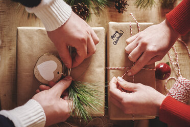 Ehepaar verpackt Weihnachtsgeschenke - CUF09640