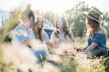 Freunde im hohen Gras beim Picknick, Firenze, Toskana, Italien, Europa - CUF09653