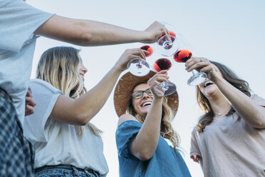 Friends making a toast smiling, Firenze, Toscana, Italy, Europe - CUF09661