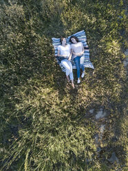 Overhead view of friends lying on blanket on grass, Firenze, Toscana, Italy, Europe - CUF09672