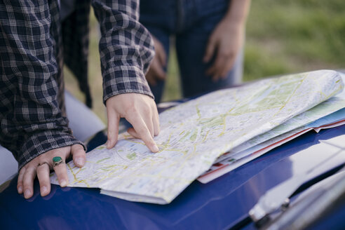 Tourists reading road map - CUF09680