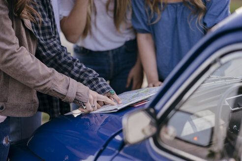 Tourists reading road map - CUF09684