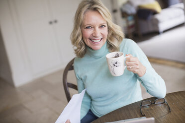 Porträt lächelnde, selbstbewusste reife Frau beim Teetrinken - HOXF03592