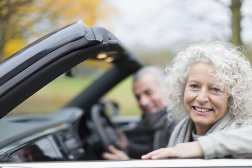 Portrait lächelndes älteres Paar im Cabrio - CAIF20518