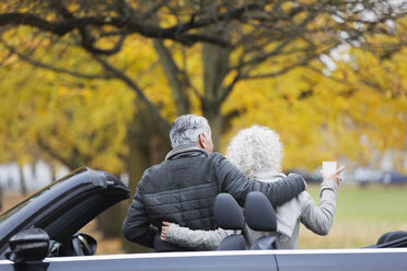 Älteres Paar mit Cabrio im Herbstpark - CAIF20521