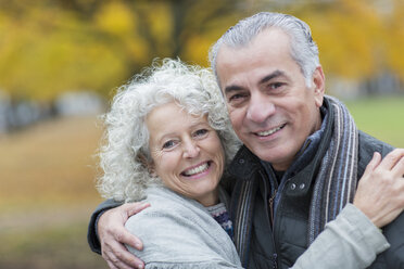Porträt lächelndes, selbstbewusstes älteres Paar, das sich umarmt - CAIF20524