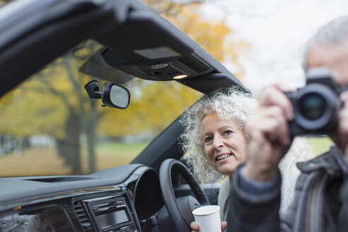 Älteres Paar mit Digitalkamera im Cabrio - CAIF20525