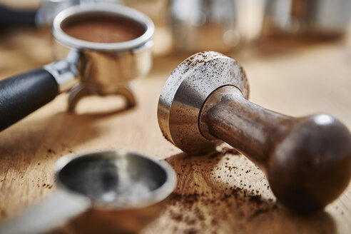 Nahaufnahme Kaffeestampfer und Espresso - CAIF20531