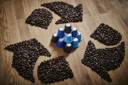 Kaffeebohnen bilden Recycling-Symbol um Plastikkaffeepads - CAIF20536