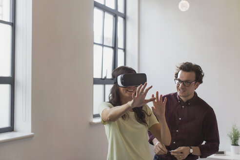 Computerprogrammierer testen Virtual-Reality-Simulator-Brille im Büro - CAIF20596