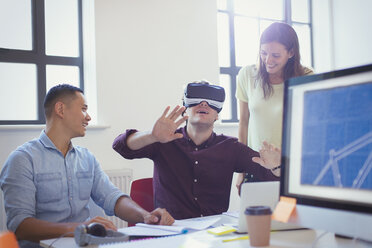 Computerprogrammierer testen Virtual-Reality-Simulator-Brille im Büro - CAIF20597