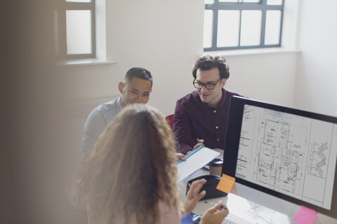 Designer bei der Arbeit, Brainstorming am Computer im Büro, lizenzfreies Stockfoto