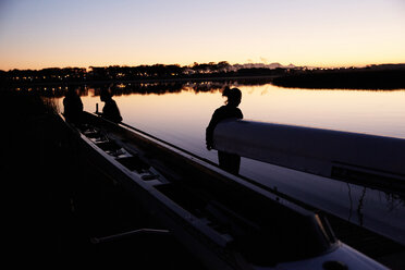 Weibliches Ruderteam mit Skulls auf dem Sunrise Lake - CAIF20642