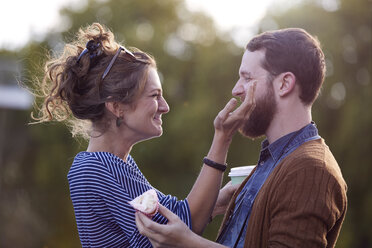 Couple on canal boat - CUF09933