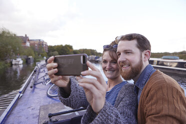 Couple taking selfie on canal boat - CUF09943