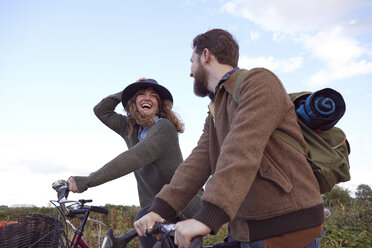 Paar genießt das Radfahren in den Sümpfen - CUF09948
