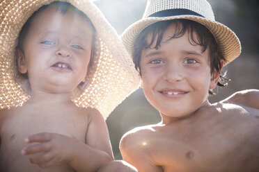 Porträt eines Jungen und seines kleinen Bruders am Strand mit Sonnenhut, Begur, Katalonien, Spanien - CUF10038