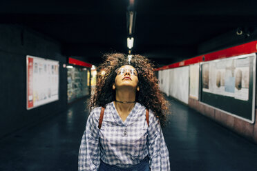 Frau in der U-Bahn, Mailand, Italien - CUF10056