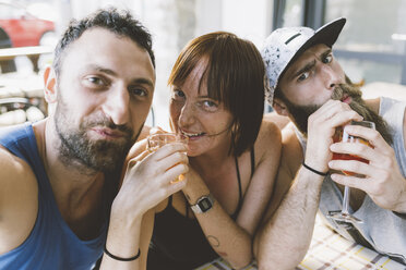 Porträt von drei jungen Hipster-Freunden, die Cocktails trinken - CUF10083