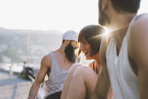 Drei junge Hipster-Freunde am Wasser, Comer See, Lombardei, Italien, lizenzfreies Stockfoto