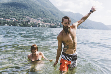 Porträt eines jungen Hipster-Paares am Comer See, Como, Lombardei, Italien - CUF10090
