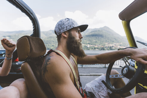 Junger männlicher Hipster fährt Geländewagen auf Road Trip, Como, Lombardei, Italien - CUF10091