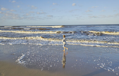 Junge am Strand, der in den plätschernden Wellen spielt, Polonio, Rocha, Uruguay, Südamerika - CUF10161