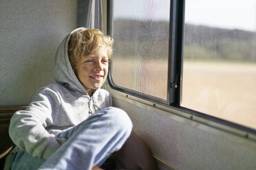 Junge sitzt im Wohnmobil und schaut aus dem Fenster, Polonio, Rocha, Uruguay, Südamerika - CUF10162