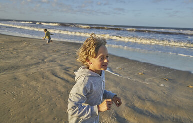 Junge am Strand, der in den plätschernden Wellen spielt, Polonio, Rocha, Uruguay, Südamerika - CUF10164