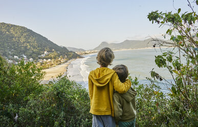 Boys on cliff looking away at beach, Florianopolis, Santa Catarina, Brazil, South America - CUF10165