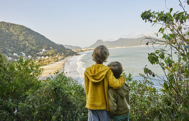 Jungen auf einer Klippe mit Blick auf den Strand, Florianopolis, Santa Catarina, Brasilien, Südamerika - CUF10165