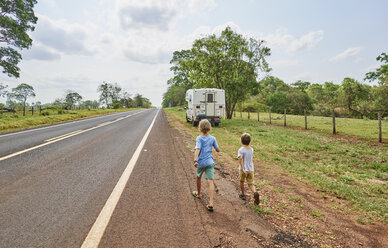 Jungen auf dem Weg zum Wohnmobil am Straßenrand, Bonito, Mato Grosso do Sul, Brasilien, Südamerika - CUF10170