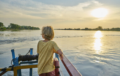 Junge mit Blick auf den Sonnenuntergang über dem See, Bonito, Mato Grosso do Sul, Brasilien, Südamerika - CUF10171