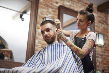 Friseur schneidet Kunden die Haare - CUF10195