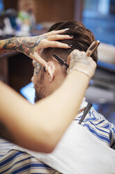 Friseur rasiert das Haar eines Kunden mit einem Rasiermesser - CUF10199