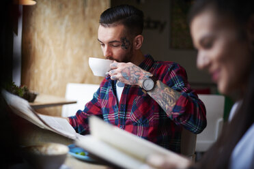 Pärchen trinkt Kaffee und liest Zeitung - CUF10206