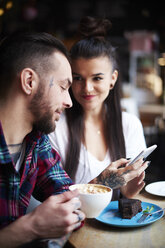 Pärchen mit Smartphone im Café - CUF10208