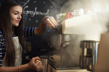 Barista macht Kaffee - CUF10213