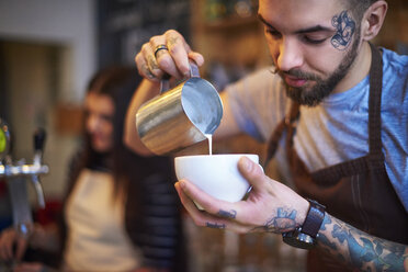 Barista macht Kaffee - CUF10215