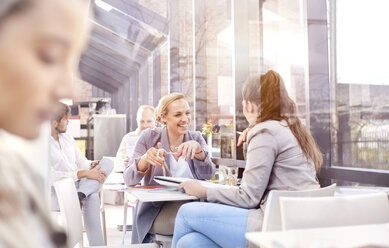 Geschäftsfrauen diskutieren beim Arbeitsessen im Restaurant - CUF10246