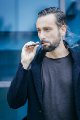 Porträt eines Mannes, der eine elektronische Zigarette raucht - CUF10394