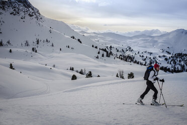 Austria, Salzburg State, Grossarl, Filzmooshoerndl, female ski tourer - HAMF00294