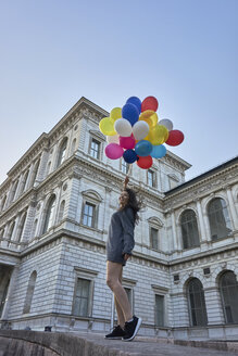 Deutschland, München, glückliche junge Frau mit Luftballonstrauß - BEF00080